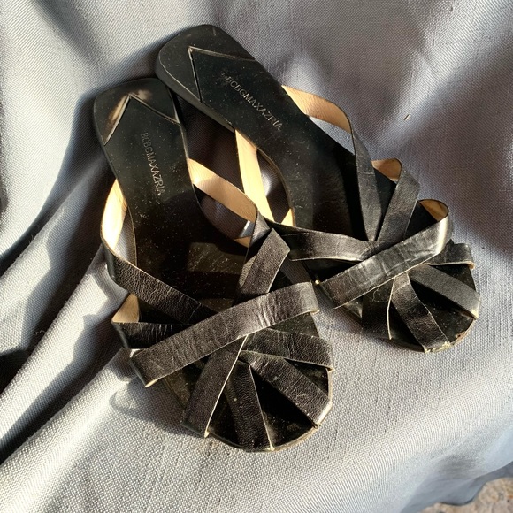 BCBG black funky flat staple sandal size 38 / 8. - Picture 2 of 5